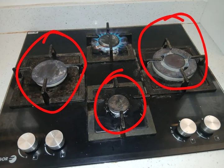 Gas hob with the faulty burners marked