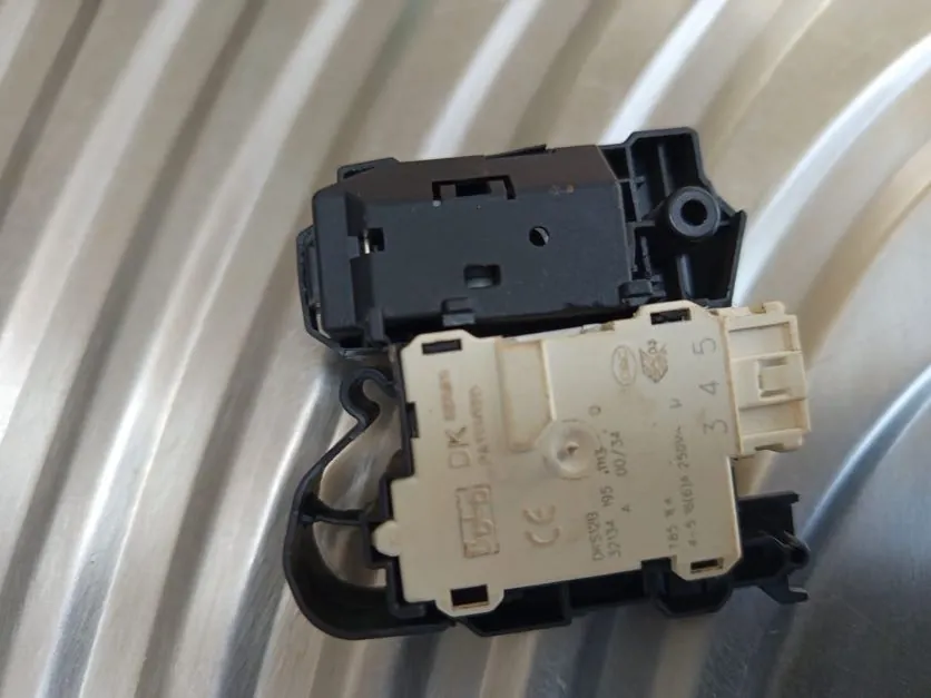 Washing machine door lock